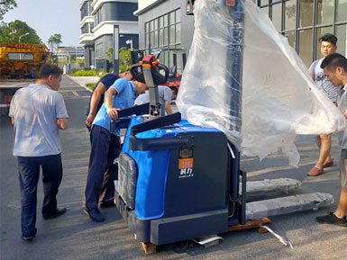 科力電動(dòng)堆高車(chē)進(jìn)行裝卸、堆高、堆垛和短距離運(yùn)輸作業(yè)