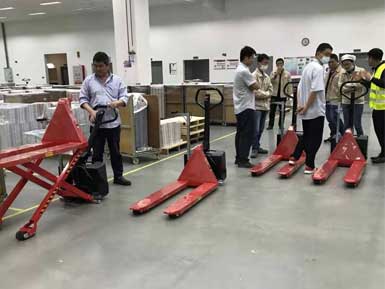 電動高升程搬運車交付使用，感謝廠家羅總親自跟客戶講解操作方法！